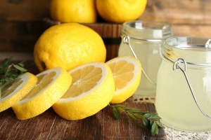 best foods for an alkaline diet - lemon juice and sliced lemons