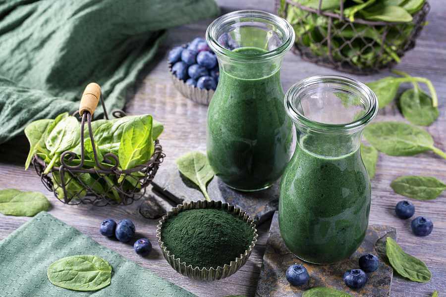 Spirulina benefits for health - green smoothie with spirulina